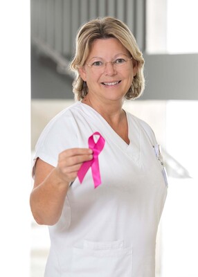 Foto: Foto Muik DGKP Hildegard Wiesler, Pflegerische Leitung, mit rosa Schleife in der rechten Hand