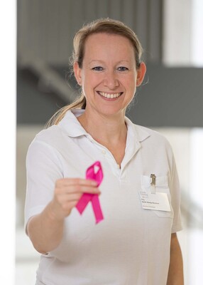 Foto: Foto Muik Mag.a Uschi König-Mautner, Psychologin, mit rosa Schleife in der rechten Hand