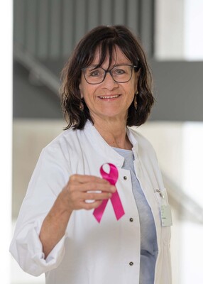 Foto: Foto Muik OÄ Dr.in Eva Hubmann, Fachärztin für Onkologie, mit rosa Schleife in der rechten Hand